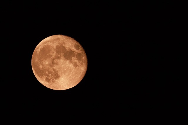 當草莓滿月遇見真實:AI筆記靈性夜裡的祈願與真相探索