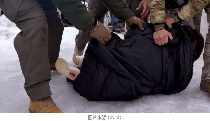 企業噤聲與體制重塑：AI筆記美國 CEO 在 ICE 移民執法與政治壓力下的選擇